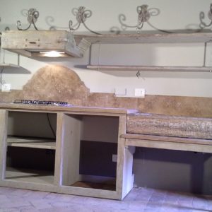 Cucina completa in marmo e pietra su struttura lignea a misura